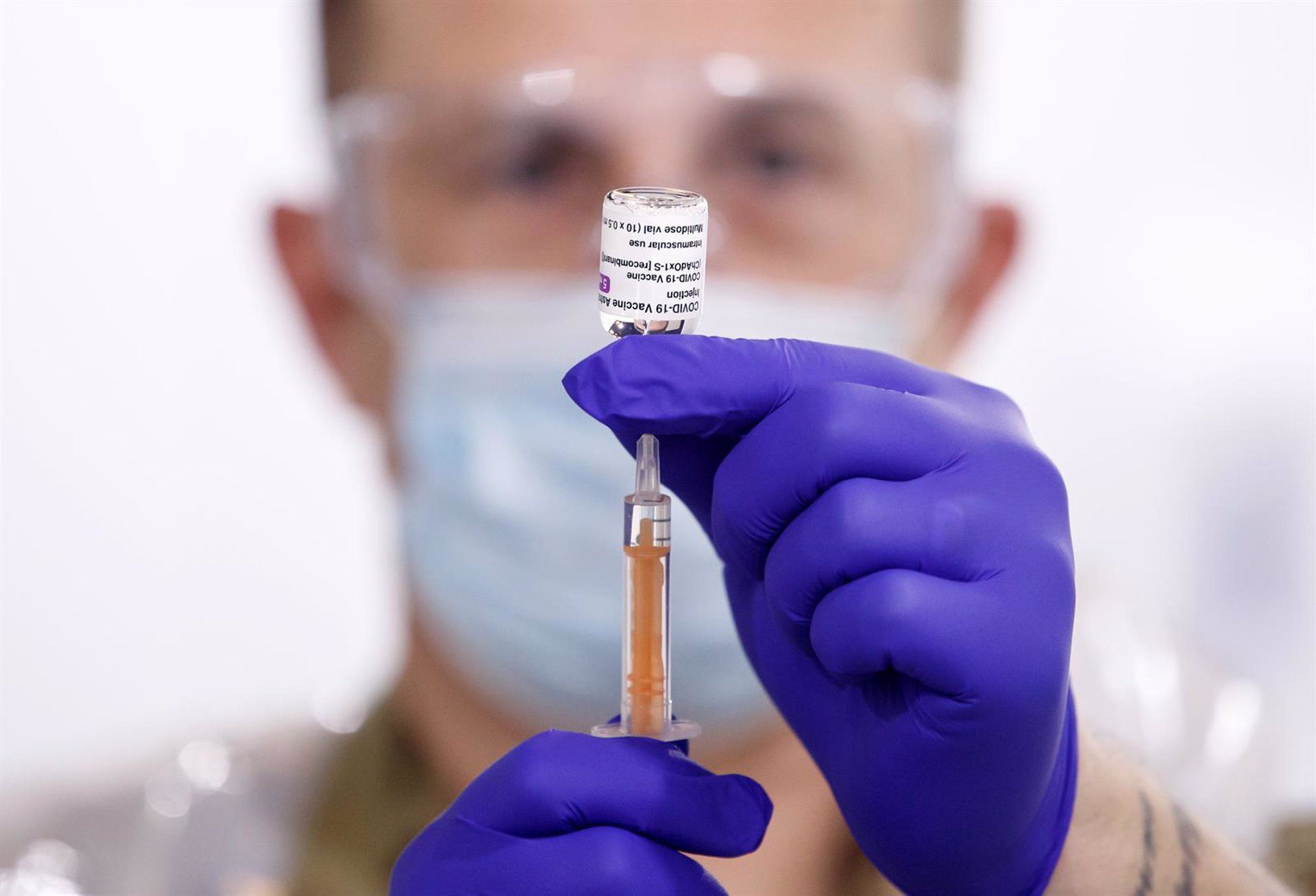 Un sanitario prepara una dosis de vacuna contra el coronavirus