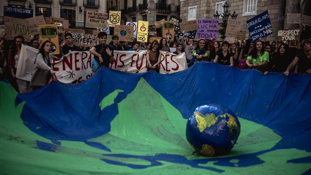 Students strike for better climate protection in Barcelona