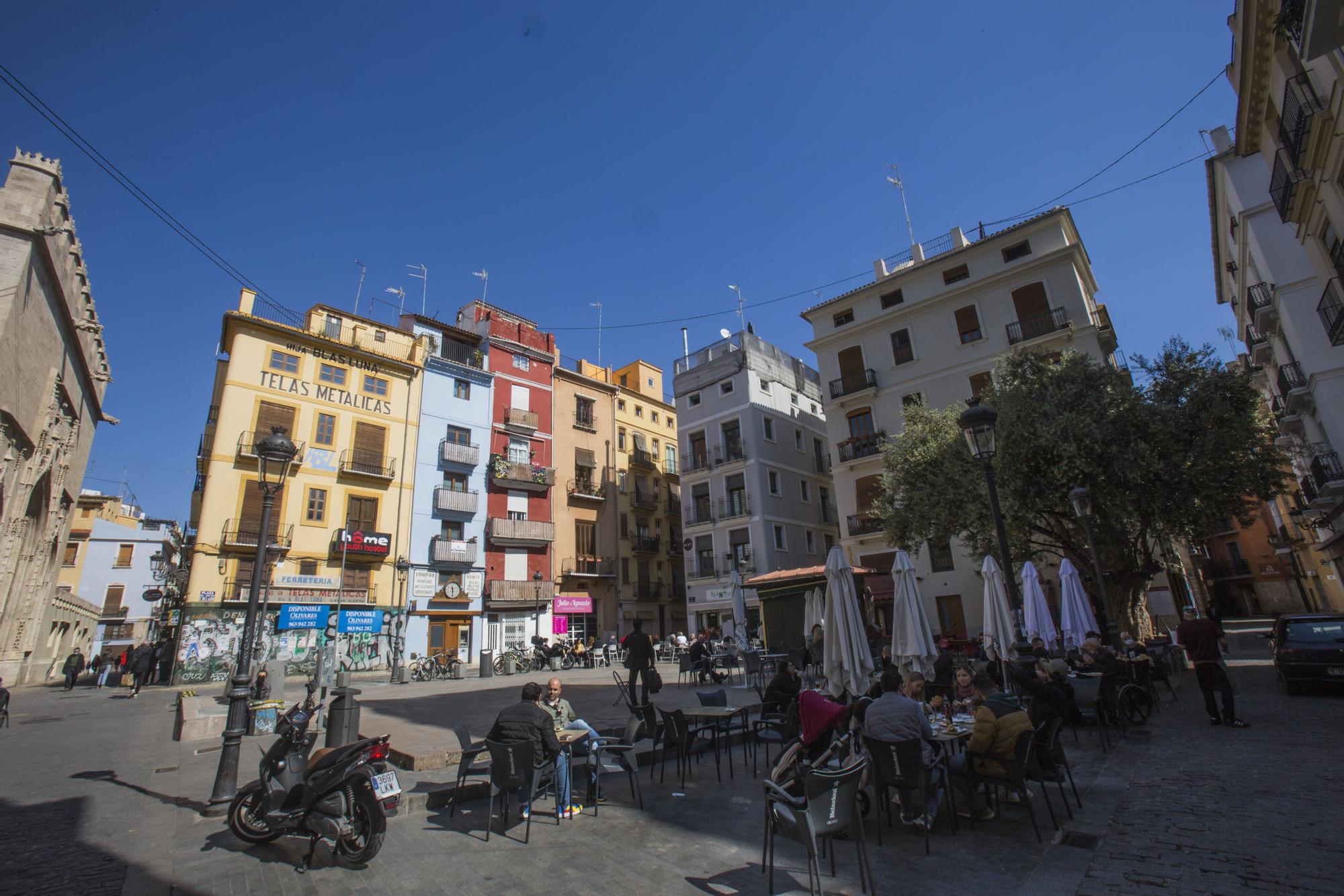 El sol y las buenas temperaturas abarrotan València