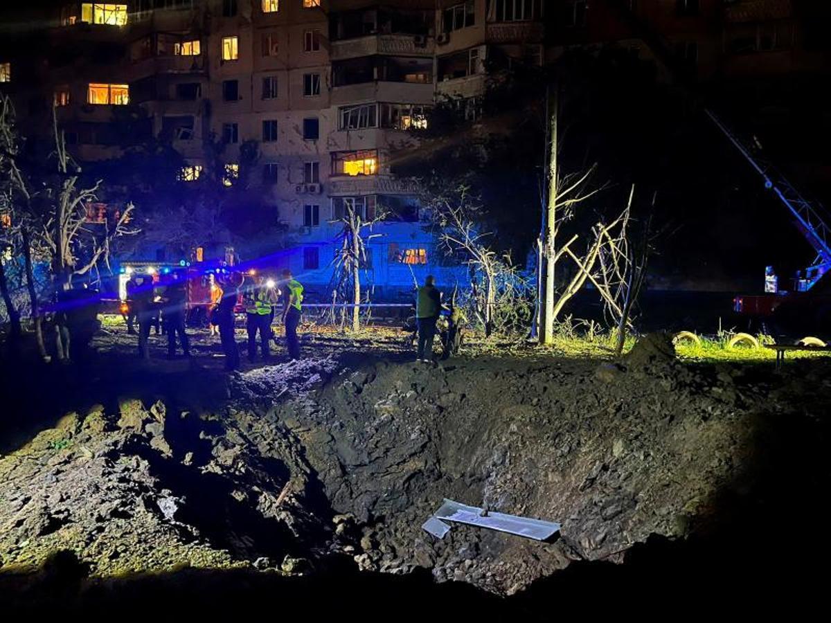 Los voluntarios entregan alimentos a los residentes locales en un área inundada, en medio del ataque de Rusia a Ucrania, en Kherson