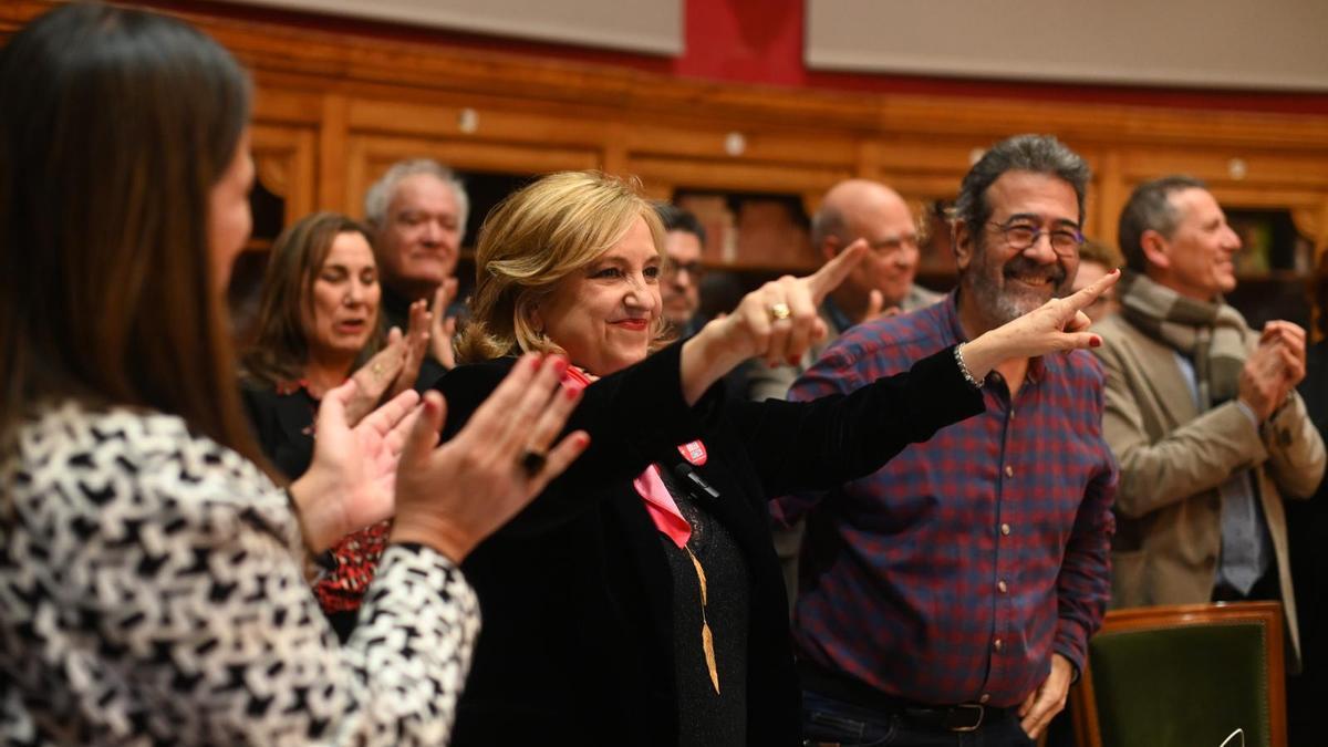 Rosa Bolea celebra junto a su equipo la victoria en las elecciones rectorales, este martes.