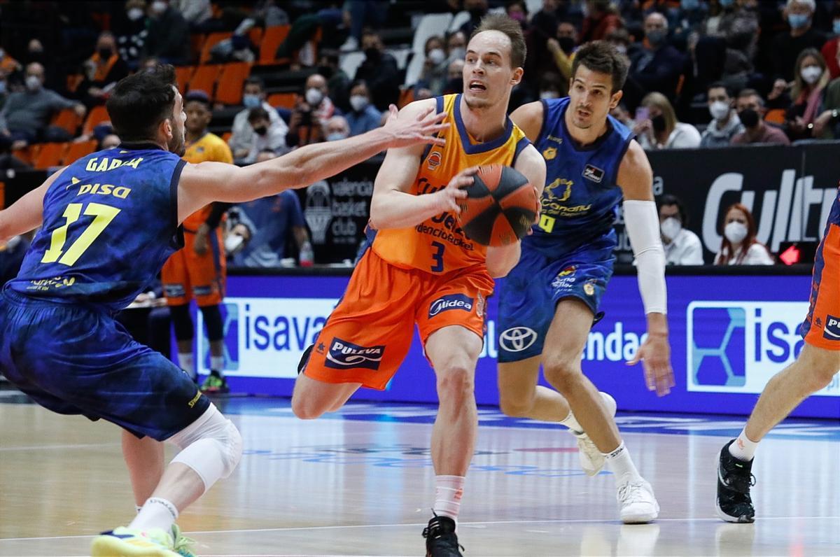 Klemen Prepelic, máximo anotador del partido con 16 puntos