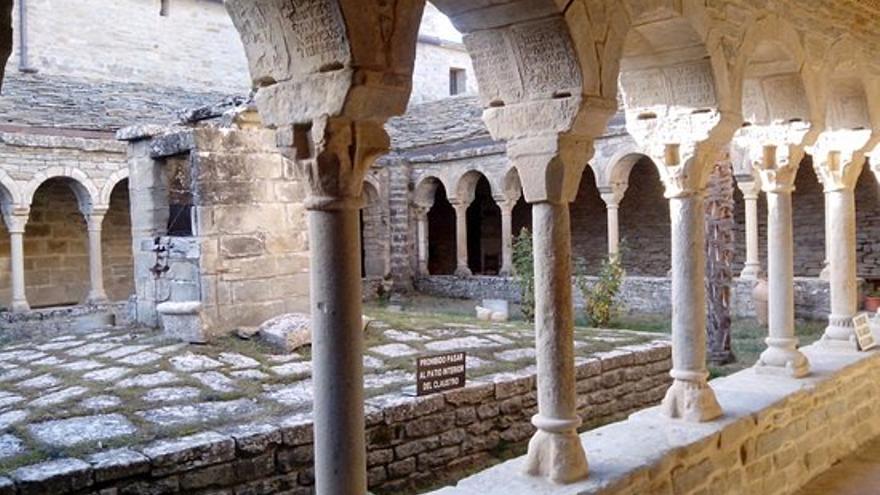 El claustro de la catedral de Roda de Isábena alberga una impresionante colección epigráfica.