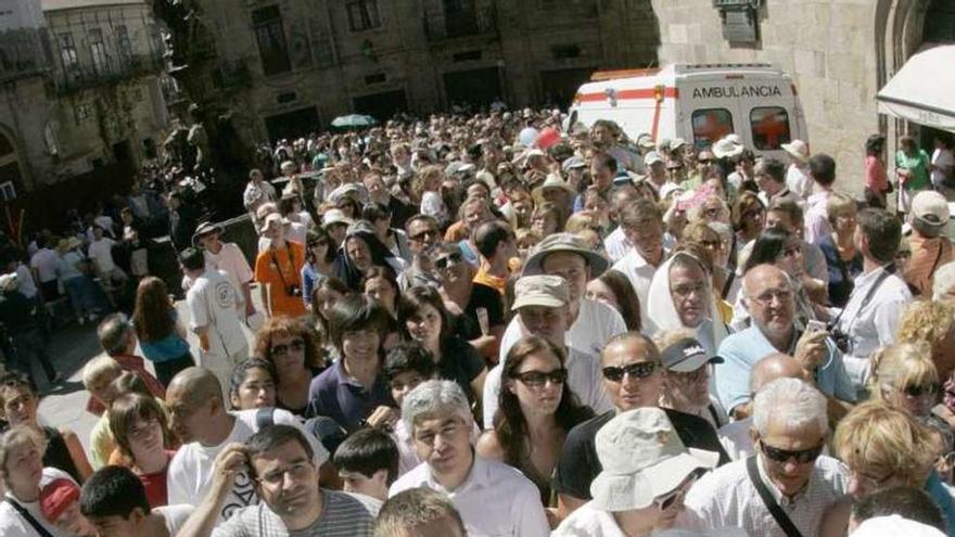 Turistas hacen cola en la catedral de Santiago en el Xacobeo. // X. Á.