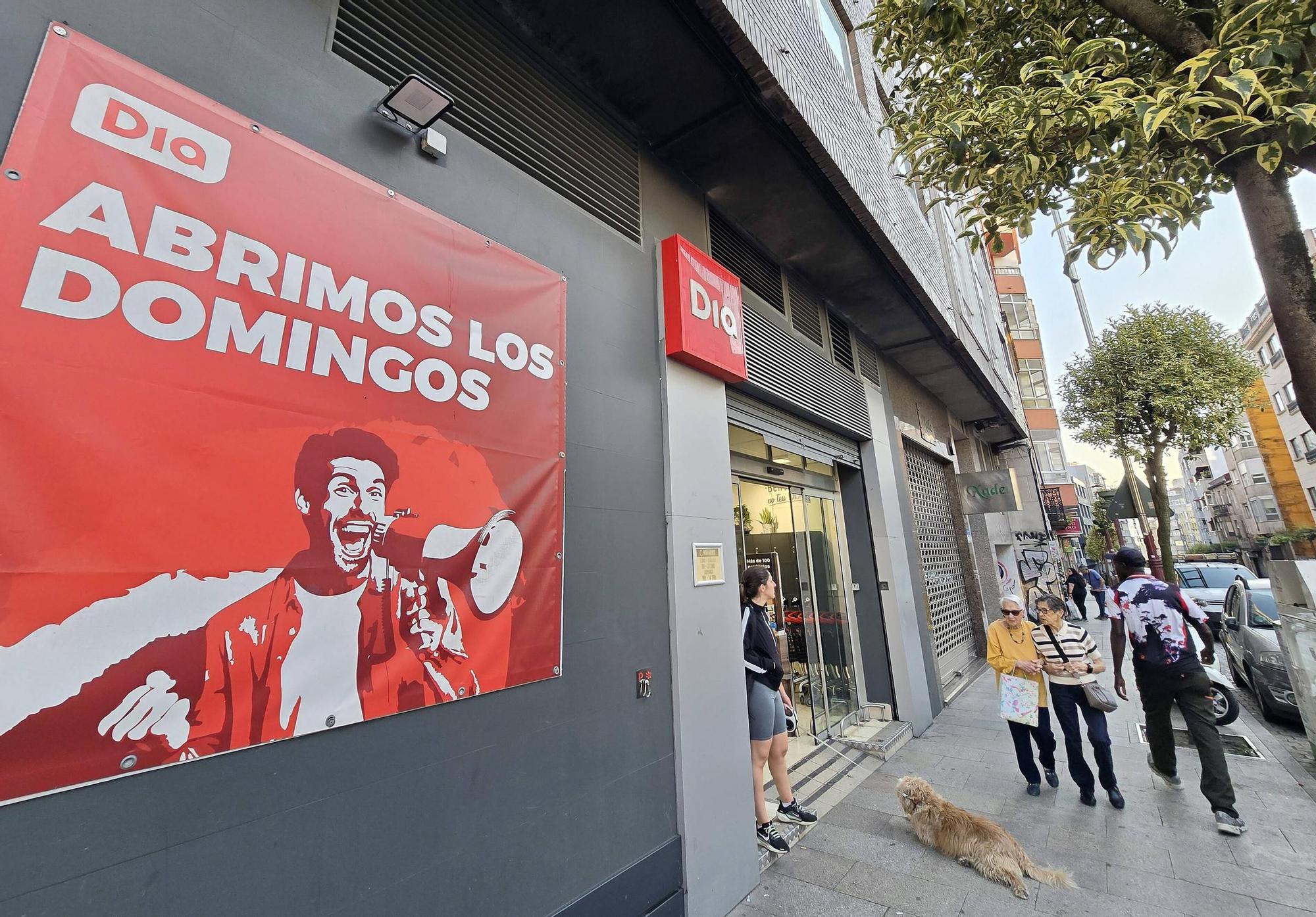 El supermercado Dia de Sanjurjo Badía (Teis), anunciando su apertura los domingos.