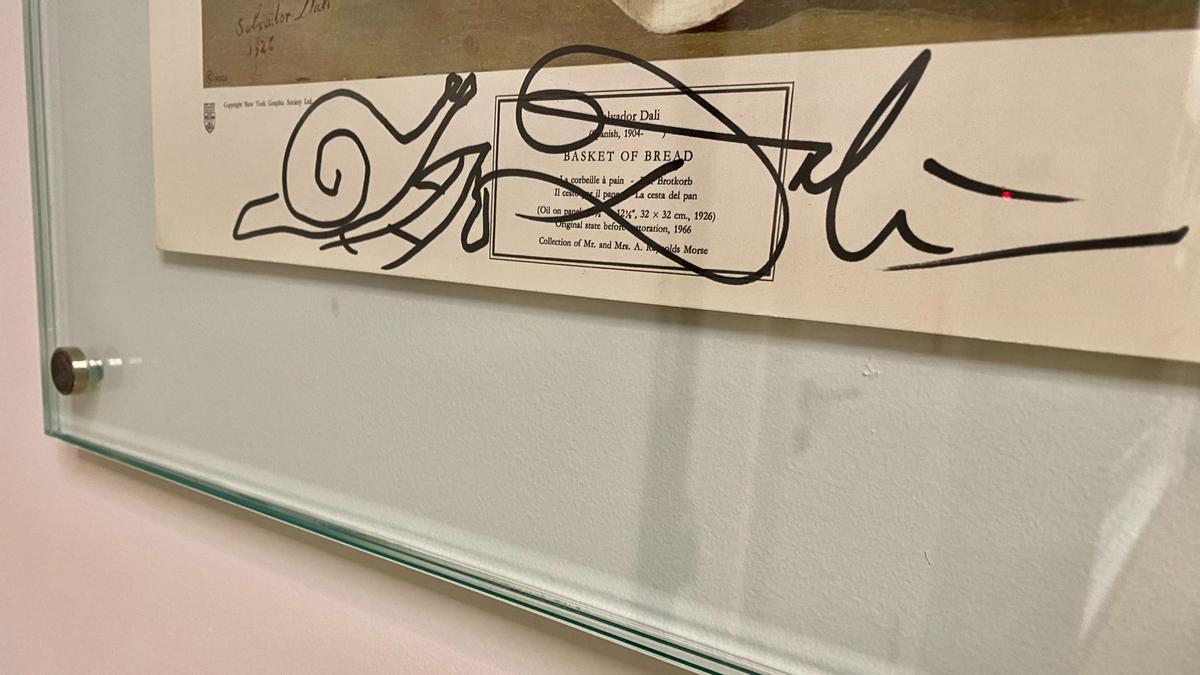 Litografía firmada por Dalí con el dibujo de un caracol en el Espacio280 de Barcelona