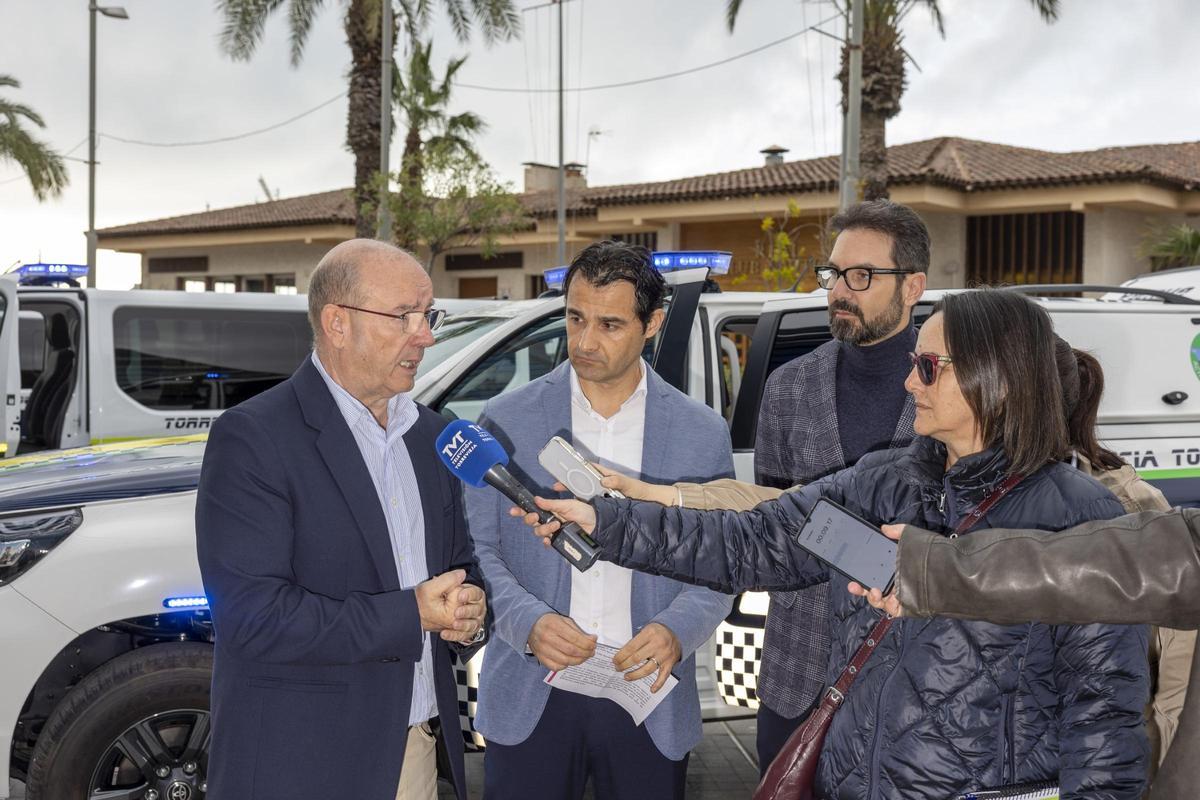 Presentación de los nuevos vehículos policiales en el paseo Vista Alegre de Torrevieja