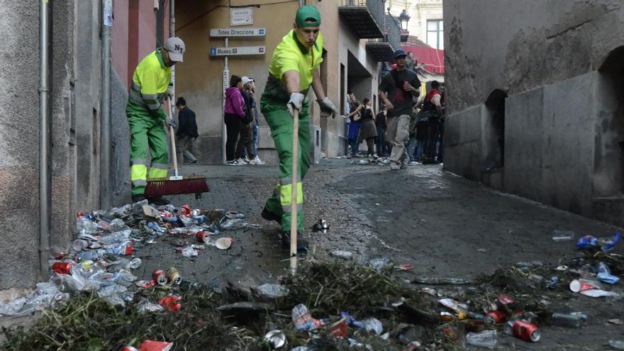 Els responsables de la neteja després de la festa