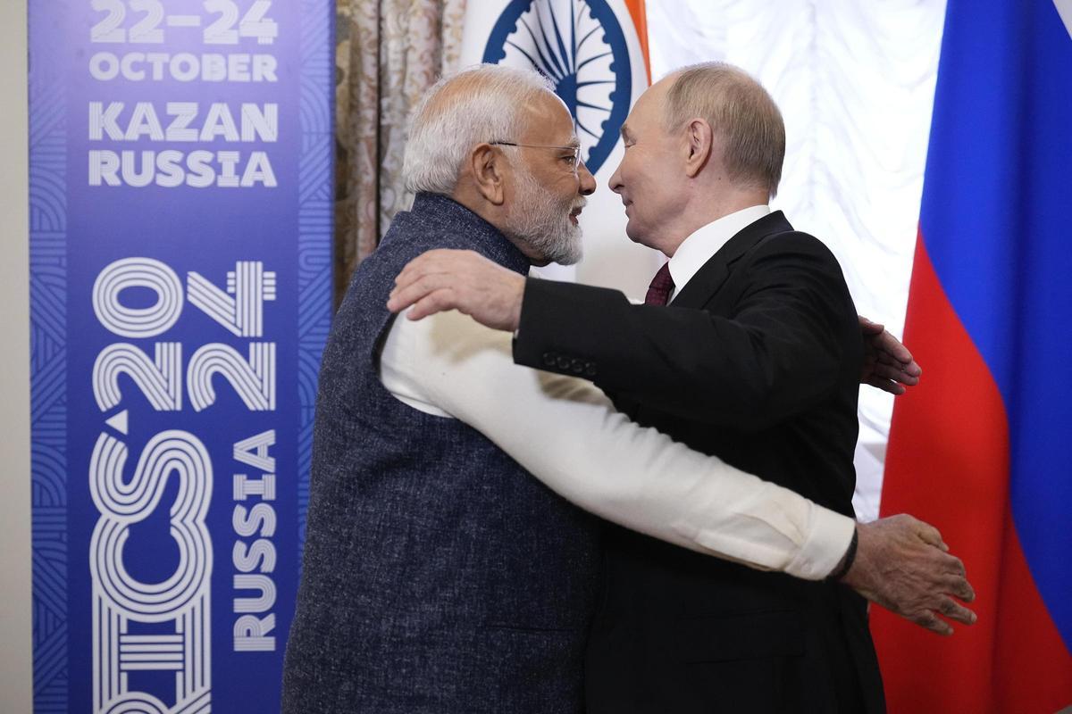 Putin abraza al presidente indio Narendra Modi al inicio de la cumbre de los BRICS en Kazan.