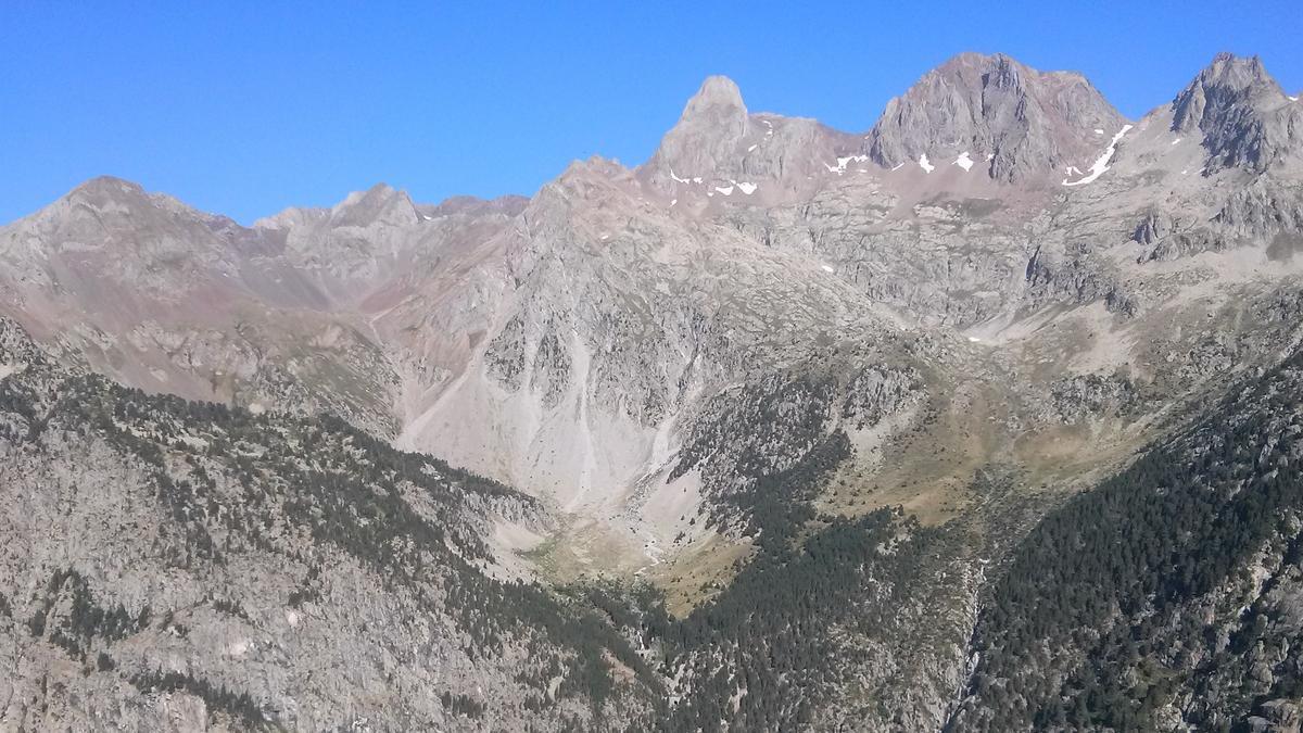 Vista de la zona de Argualas, donde ha fallecido el senderista, en el entorno del balneario de Panticosa.