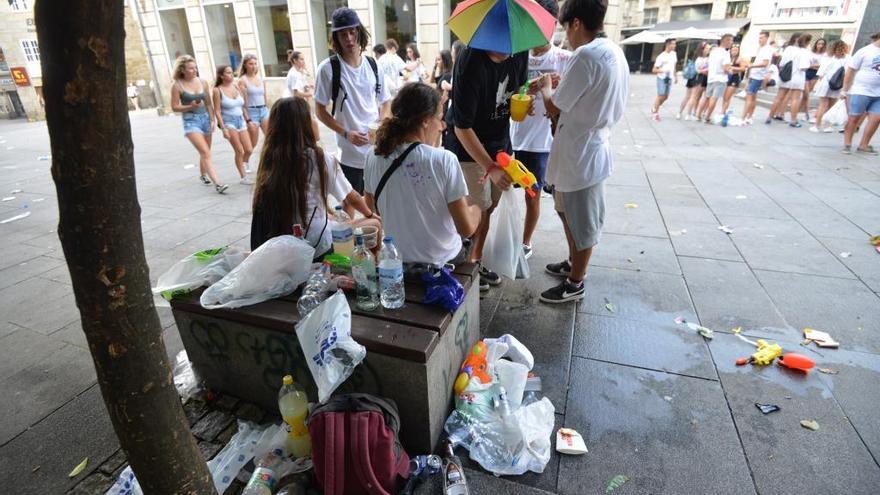 Basura acumulada en una papelera en la Praza de Curros Enríquez.