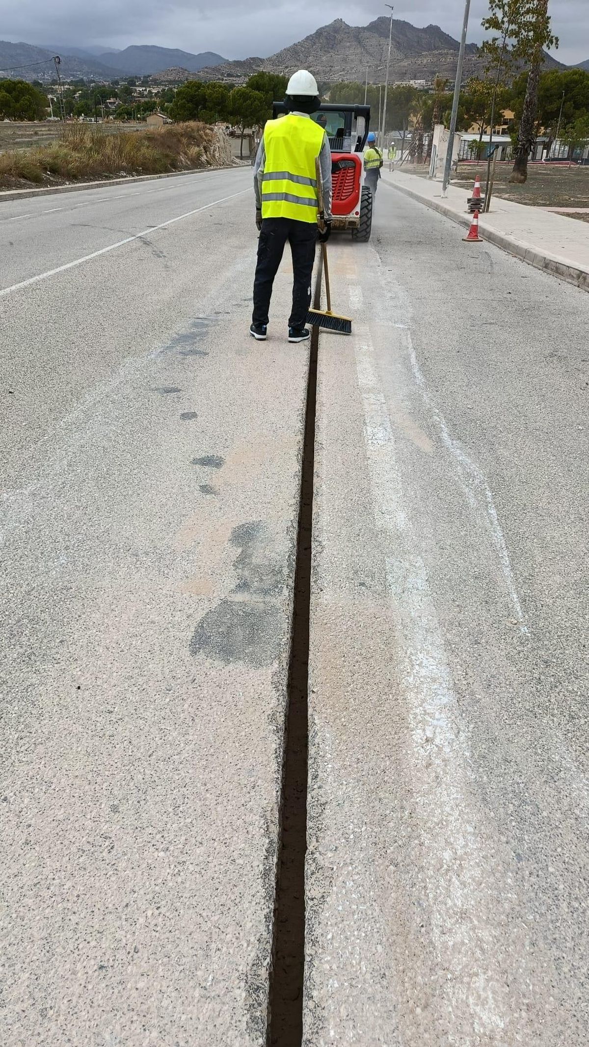 Un operario trabaja en una de las calles de Aspe.