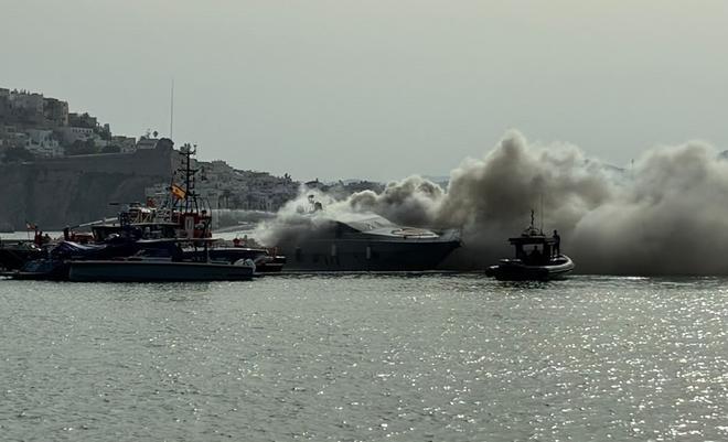 Arde un yate amarrado en el puerto deportivo Botafoc Ibiza