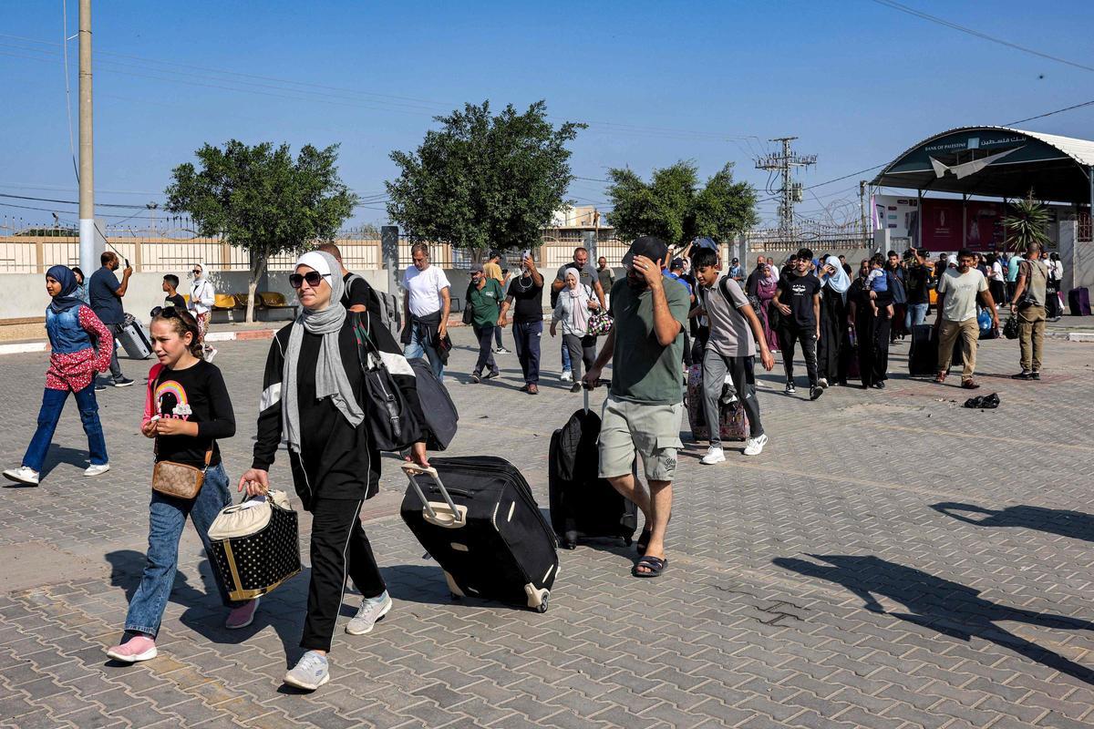 Palestinos salen de Gaza por la frontera de Rafah con Egipto