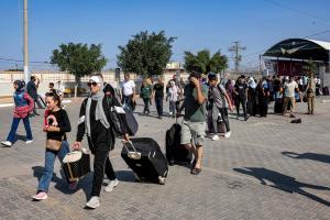 Palestinos y ambulancias huyen a Egipto por la frontera de Rafah, que abren hoy