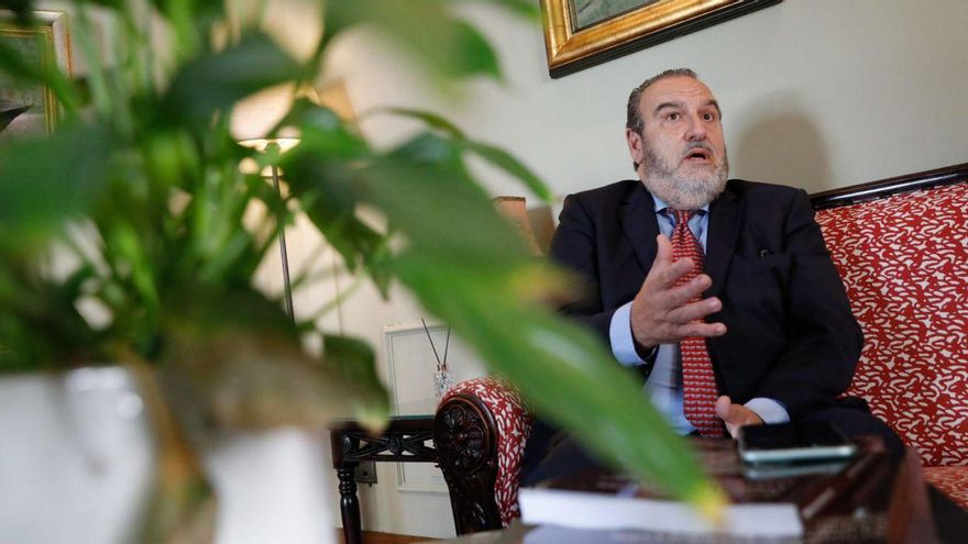 Juan García Sentandreu, ayer, en uno de los salones del Palacio de Aviles Affiliated by Melia. | MARA VILLAMUZA
