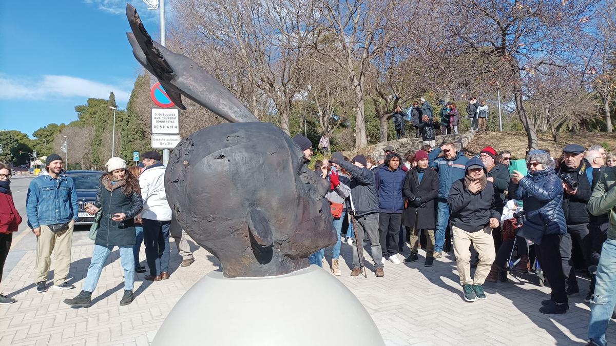 La nova escultura &quot;Memòria, 2022&quot; simbolitza la cicatriu que deixen els conflictes armats.