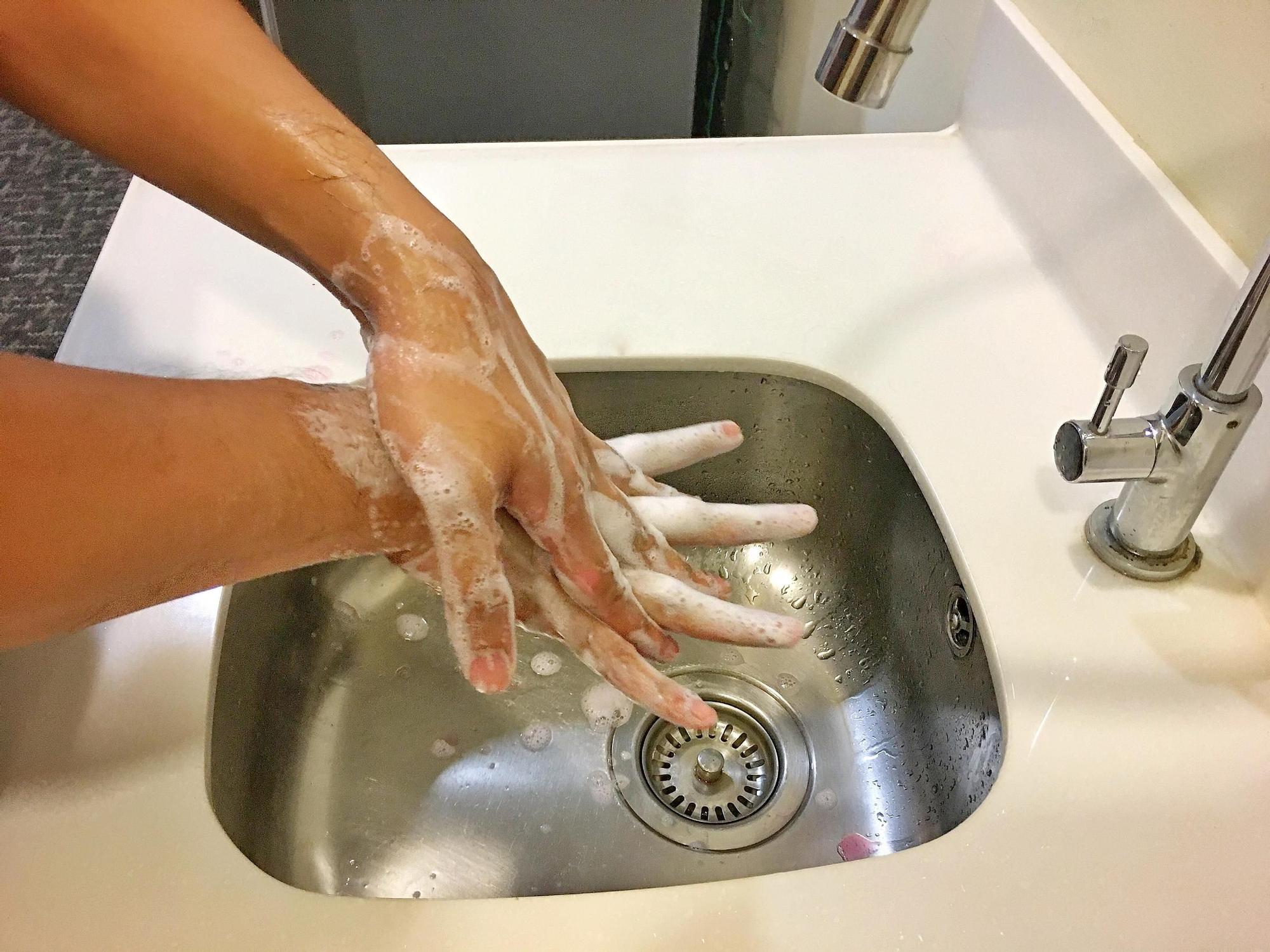 La higine de manos sigue siendo fundamental para prevenir infecciones.