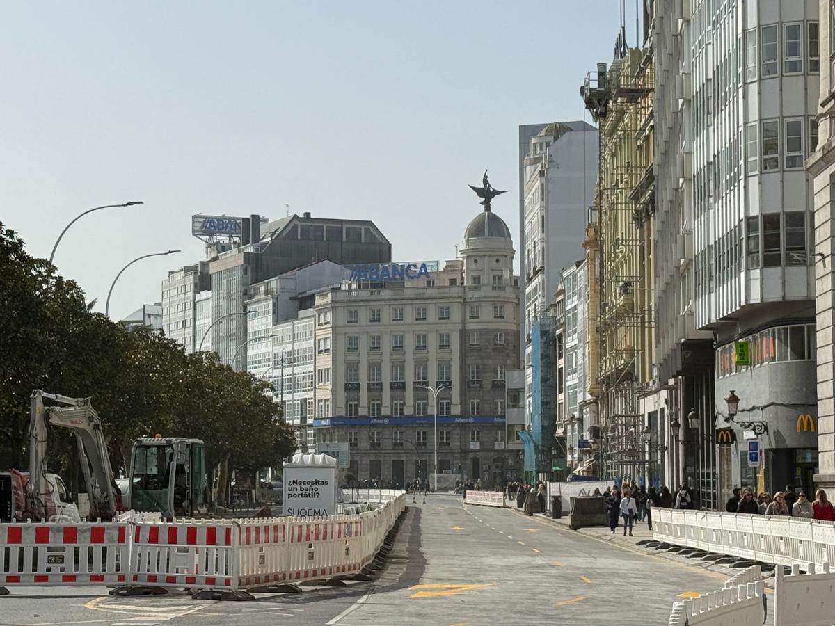 Cambia el tráfico en el Cantón Pequeño: los coches 'toman' el carril peatonal