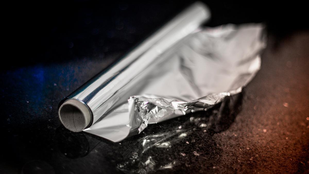 Cortar una esquina del papel de aluminio: la solución que cada vez hace más gente para limpiar en la cocina