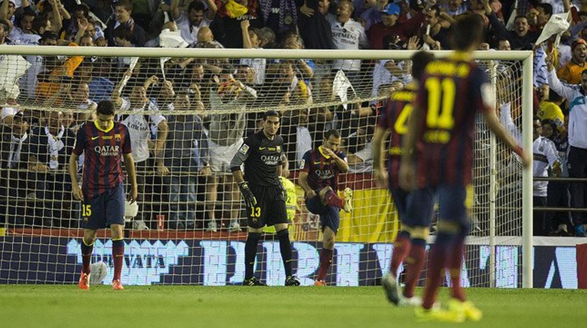 Los jugadores del Barça se lamentan tras el gol de Di María.