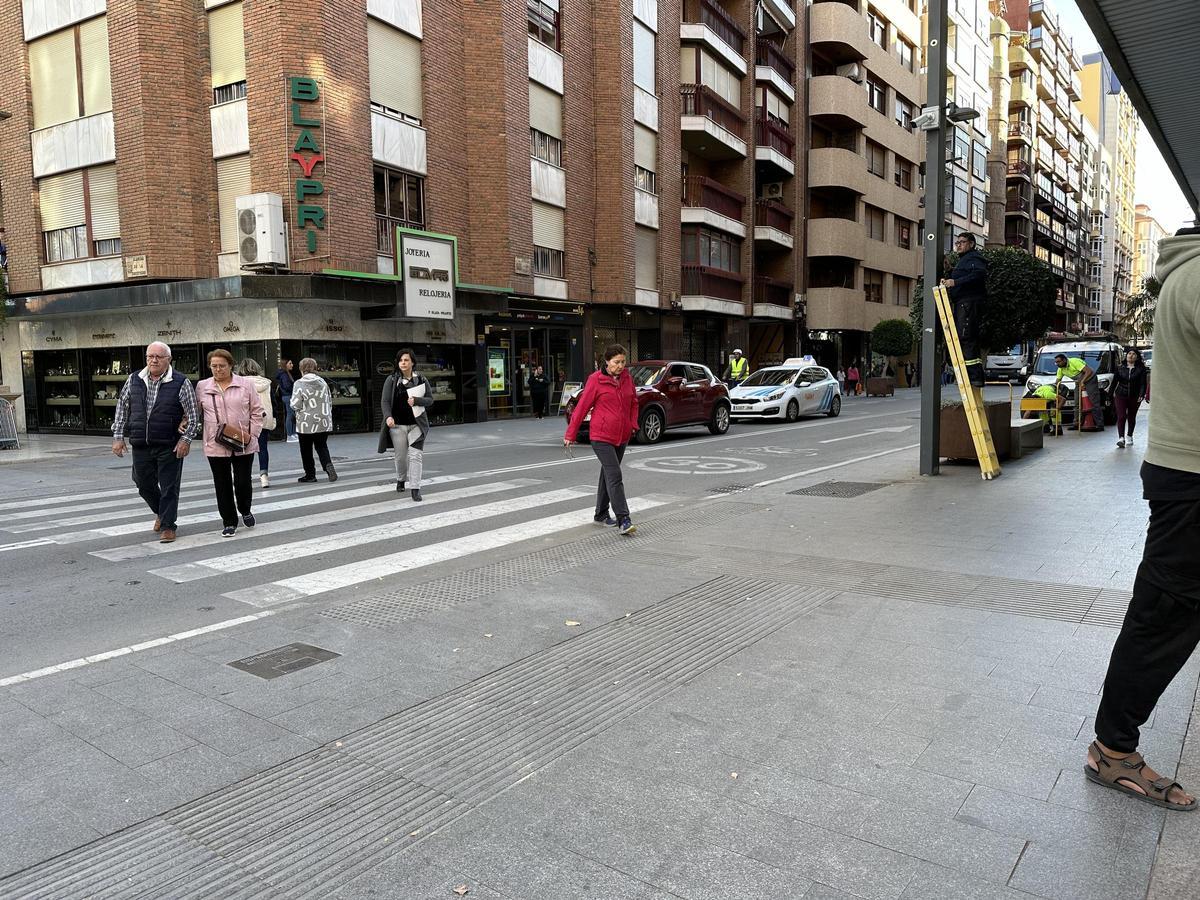 Peatones cruzan sin semáforos en la avenida, en una imagen de archivo.