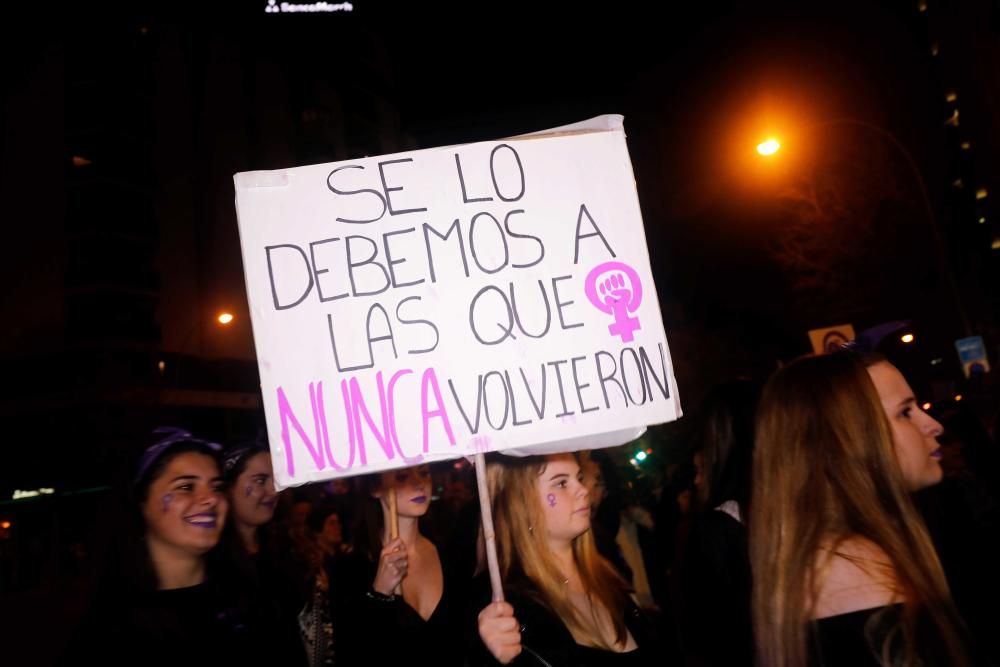 Miles de mujeres se manifiestan en Palma por el 8M