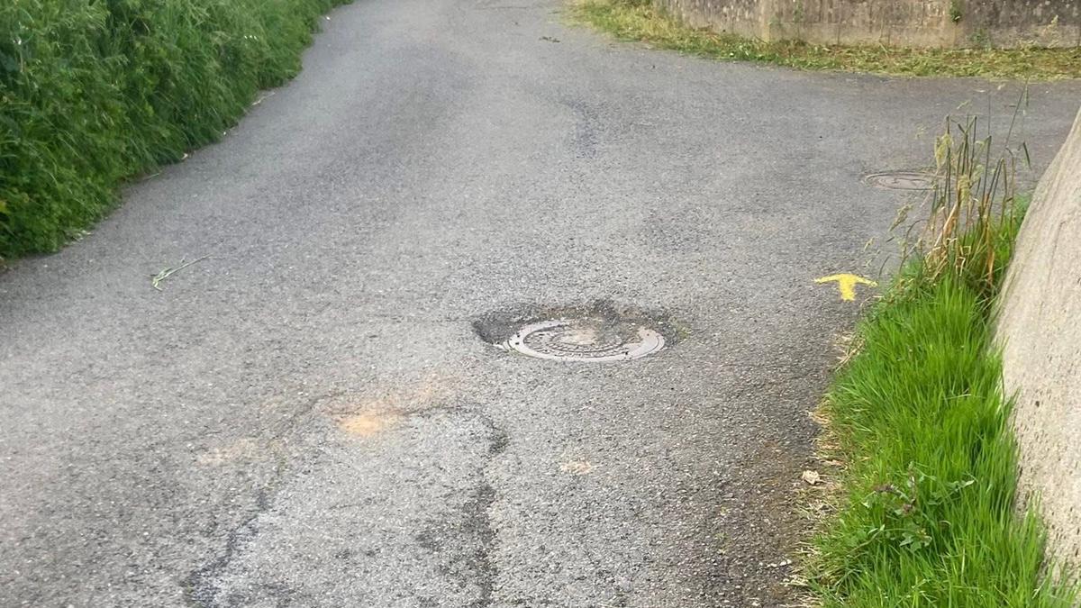Estado de uno de los viales de Outeiro, en Santiago.