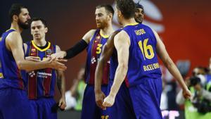 Los jugadores del Barça celebran una canasta en la semifinal ante el Armani