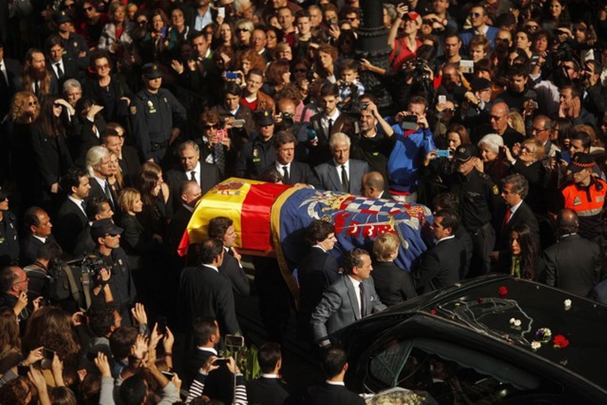 Familiares de la duquesa de Alba portan su féretro a la entrada de la catedral de Sevilla.