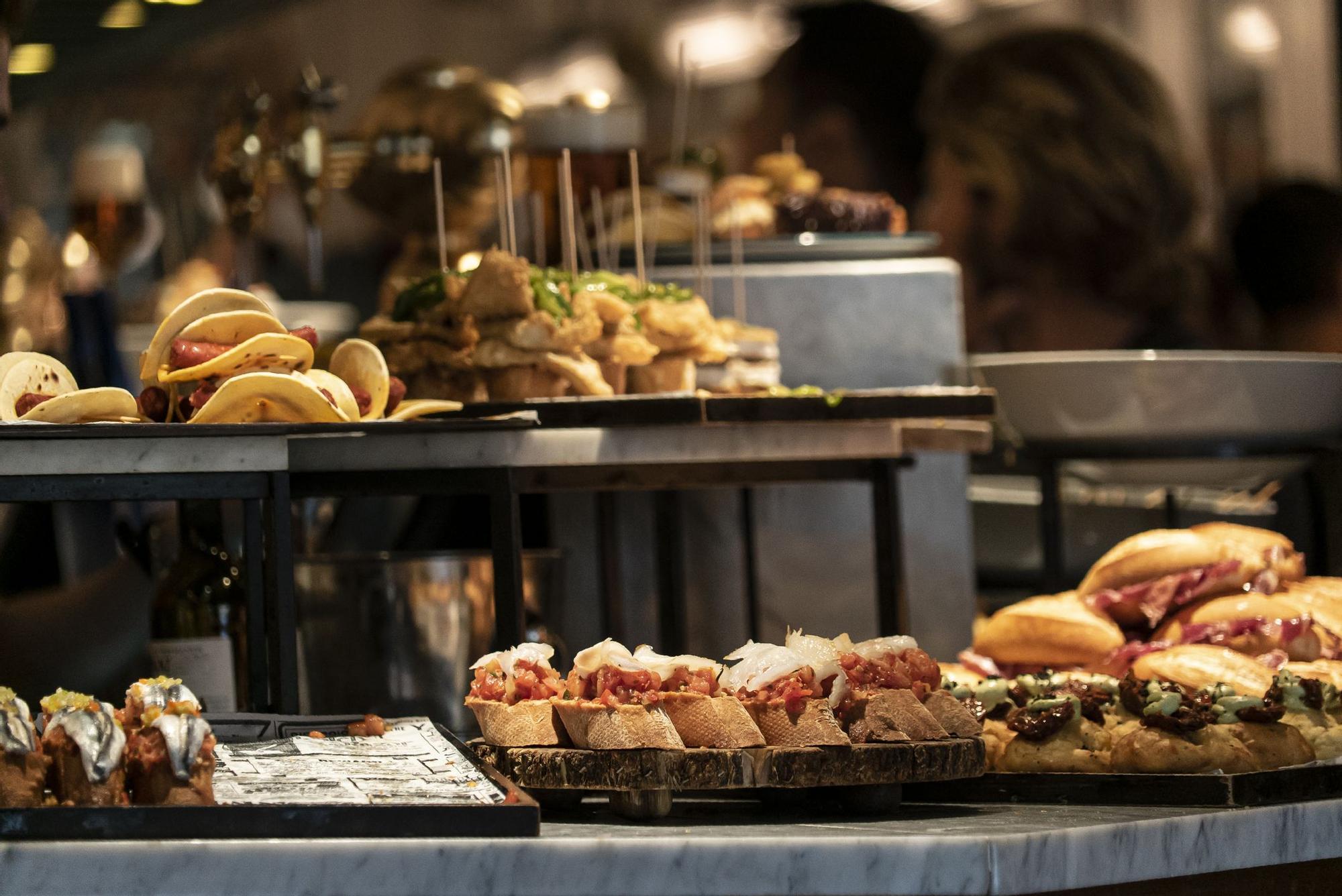 Tapas y pinchos tradicionales de un bar español