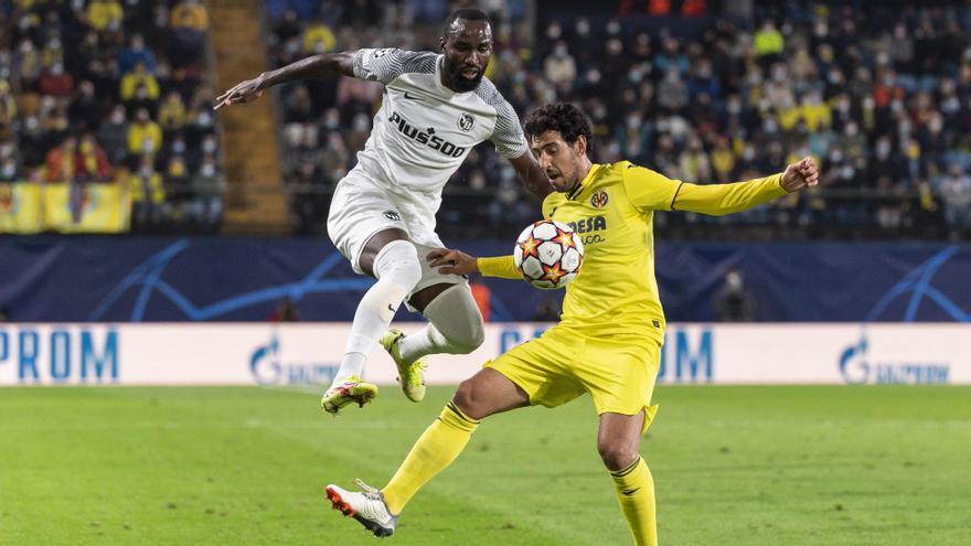 Nicolas Ngamaleu pugna por un balón con Dani Parejo.