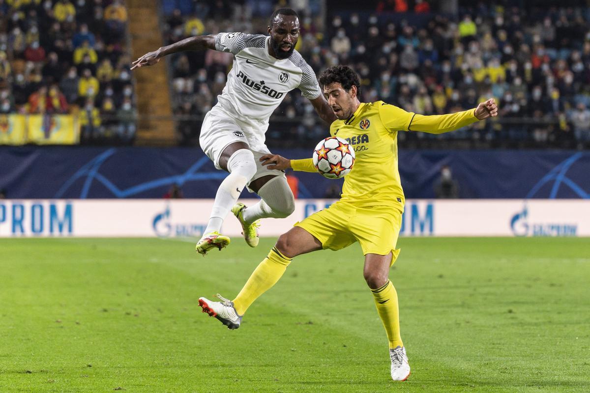 Nicolas Ngamaleu pugna por un balón con Dani Parejo.