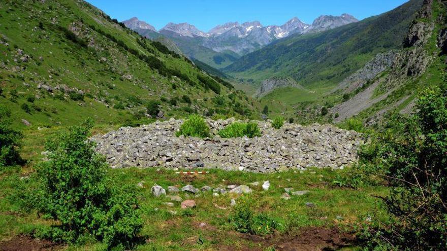 Hallados dos dólmenes a más de 2.100 metros en el Pirineo aragonés