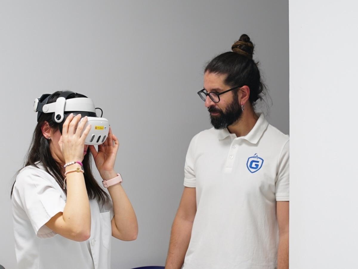 Una sanitaria prueba las gafas de realidad virtual junto a un técnico de educación ambiental de la Confederación Hidrográfica del Guadiana en el Hospital Materno Infantil de Badajoz.
