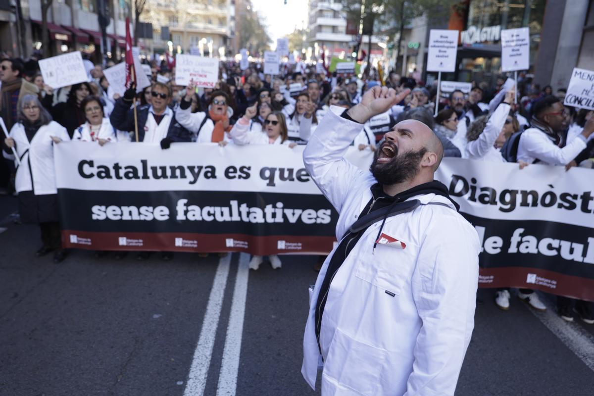 Los sanitarios se han manifestado desde el Departament de Salut hasta la estación de Sants en defensa de la sanidad pública durante el primer día de la huelga de médicos.