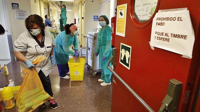 La brigada de limpieza, ayer, desinfectando la última planta que permanecía reservada para pacientes con coronavirus en el Hospital de Cabueñes.