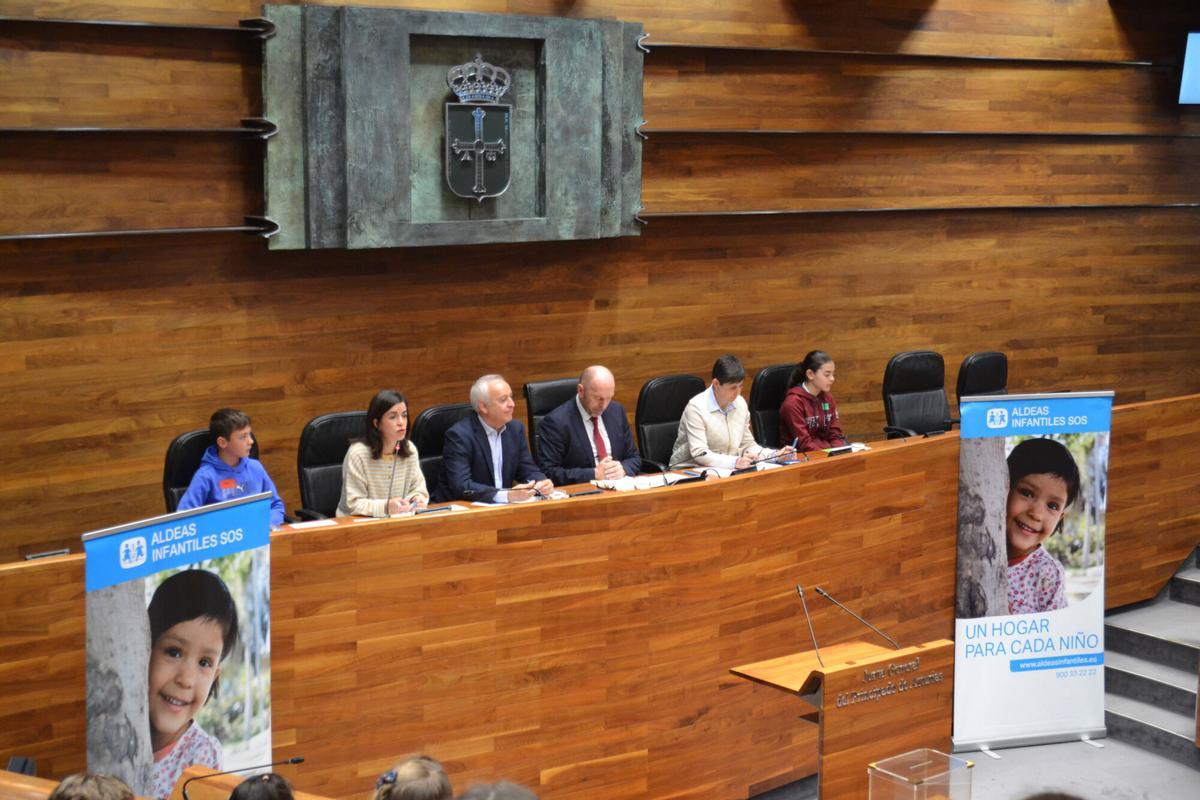 EN IMÁGENES: Sesenta alumnos asturianos se convierten en diputados por un día