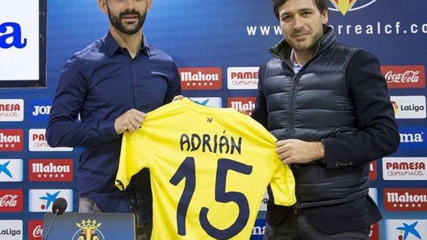 Adrián, con el consejero delegado del Villarreal, Fernando Roig.