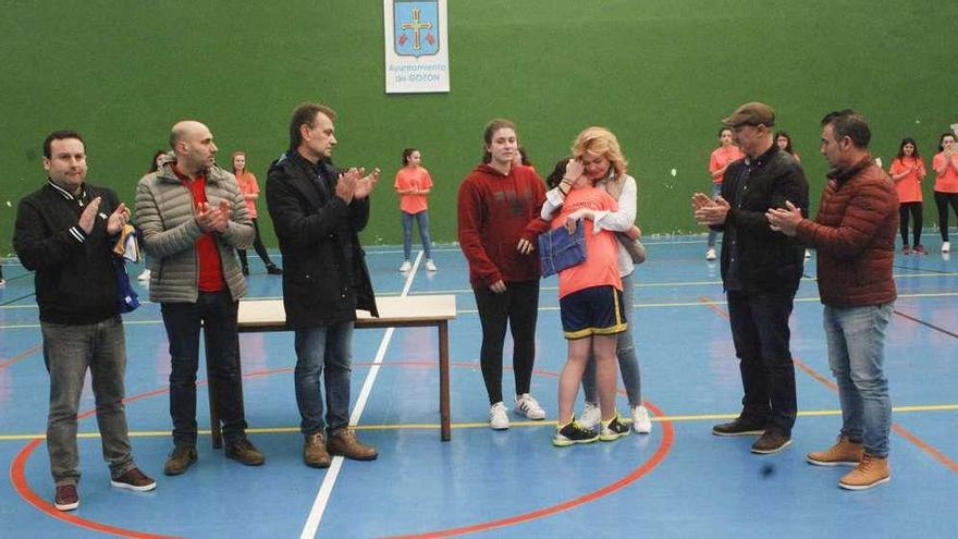 Cristina Alfonso, la madre de Claudia Sánchez, abraza emocionada a la capitana del equipo.