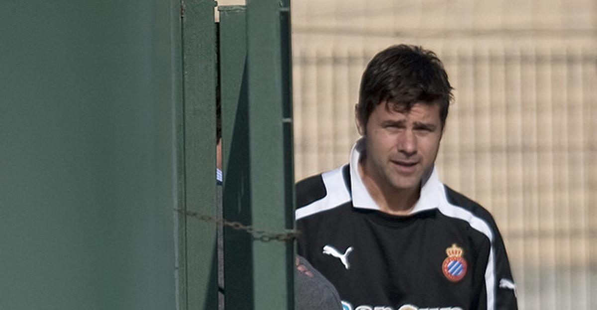 Mauricio Pochettino observa els seus jugadors durant un entrenament. Mauricio Pochettino observa els seus jugadors durant un entrenament.