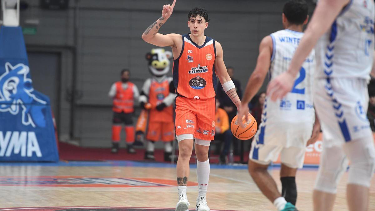 Caio Pacheco marca una jugada en el duelo contra el Palencia en la fase regular en el Coliseum.