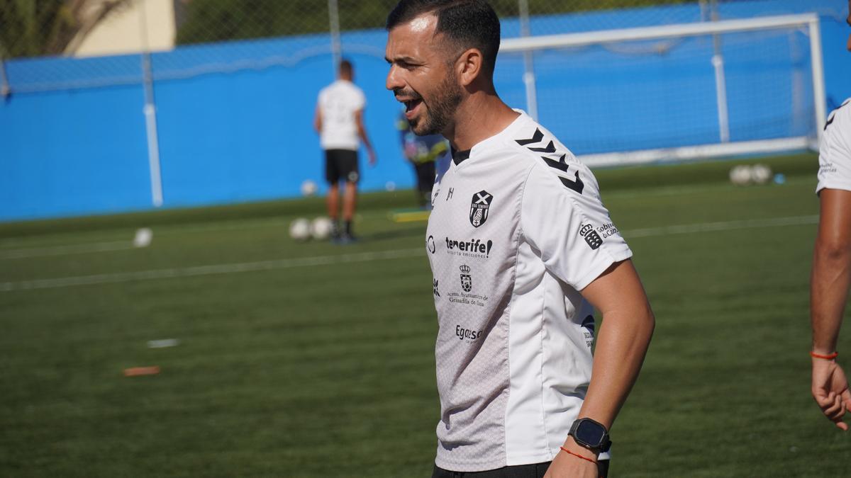 José Herrera da instrucciones a sus jugadoras en un entrenamiento de esta semana.