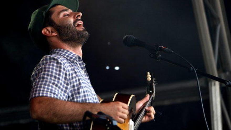 Joan Pons (El Petit de Cal Eril) canta de forma expressiva en el seu concert al Primavera Sound