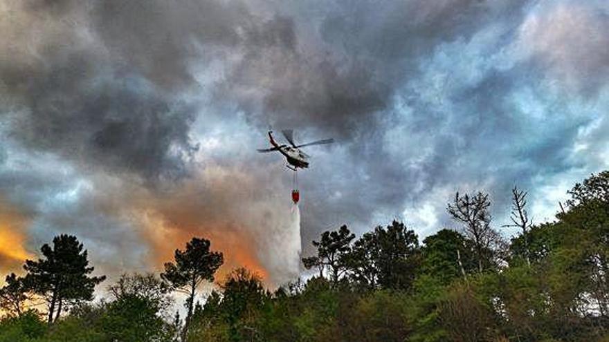 Un helicóptero participa en la extinción de un incendio el pasado mes de mayo.