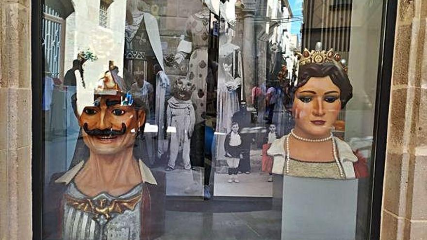 La rèplica de la geganta vella s&#039;estrena en una exposició a la biblioteca