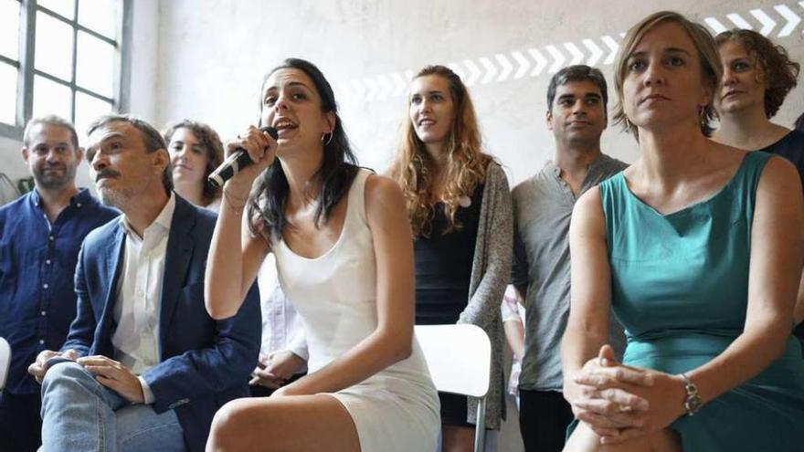 Rita Maestre (en el centro), junto a Tania Sánchez (dcha.), durante la presentación de la candidatura. // Efe