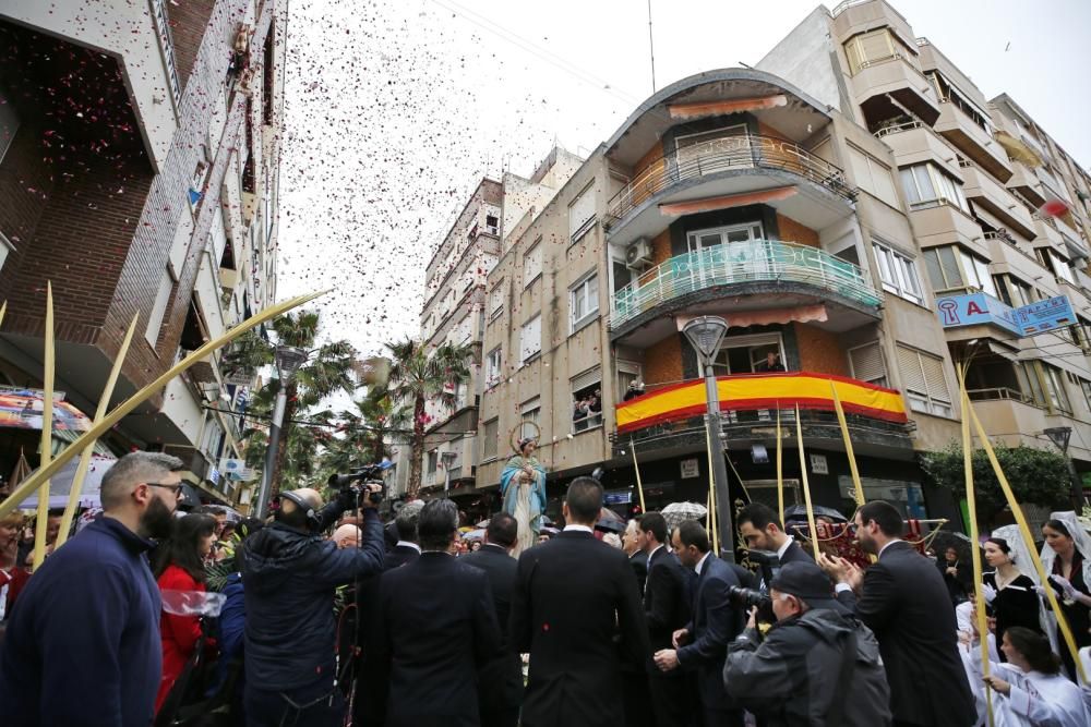 Pese a la fina lluvia que caía a primera hora de la mañana la procesión de Domingo de Resurección pudo celebrar el tradicional Encuentro en las cuatro esquinas