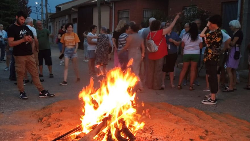 Hoguera, conjuros y momentos de diversión por San Juan, en Pobladura