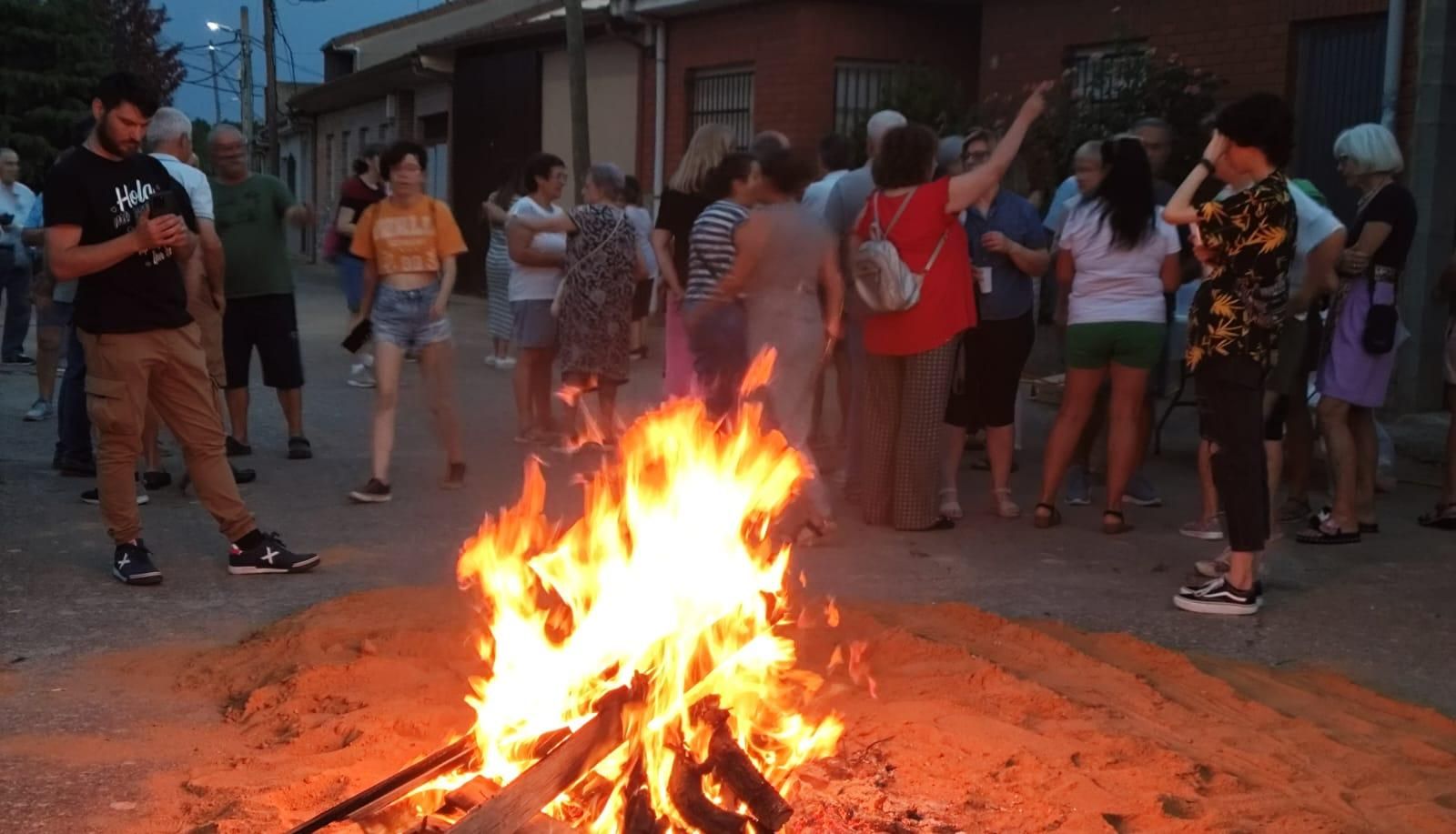 Hoguera, viandas y momentos de diversión por San Juan, en Pobladura del Valle